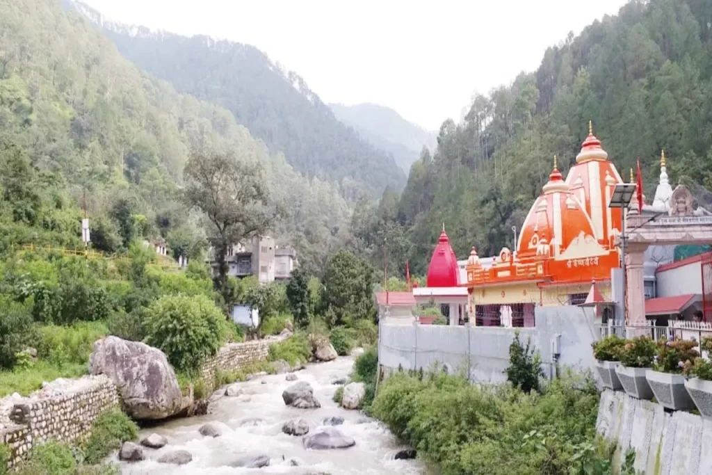 Kainchi Dham: कैंची धाम आश्रम एक ऐसी जगह है जहां पर कोई मुराद लेकर जाता है तो खाली हाथ नहीं लौटता। यह पवित्र स्थान उत्तराखंड में स्थित है और यहां हर साल लाखों श्रद्धालु दर्शन करने के लिए आते हैं, यह धाम सिर्फ भारत में ही नहीं बल्कि दुनिया में प्रसिद्ध है, यहां एप्पल के संस्थापक स्टीव जॉब्स से लेकर फेसबुक के संस्थापक मार्क जुकरबर्ग ने आकर माथा टेका है,