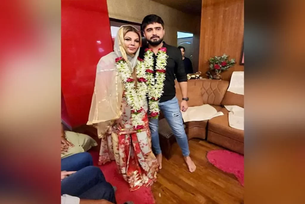 जानकारी के लिए आपको बता दें राखी सावंत ने पिछले साल 29 मई को आदिल खान दुर्रानी के साथ
शादी की थी, इस दौरान राखी सावंत ने अपना धर्म परिवर्तन किया था और वह हिंदू से मुसलमान बन गई
थी और इसके बाद इन्होंने अपना नाम राखी से बदलकर फातिमा रख लिया था, यह बात खुद राखी
सावंत में मीडिया के सामने कबूली थी।
rakhi sawant and adil khan durani